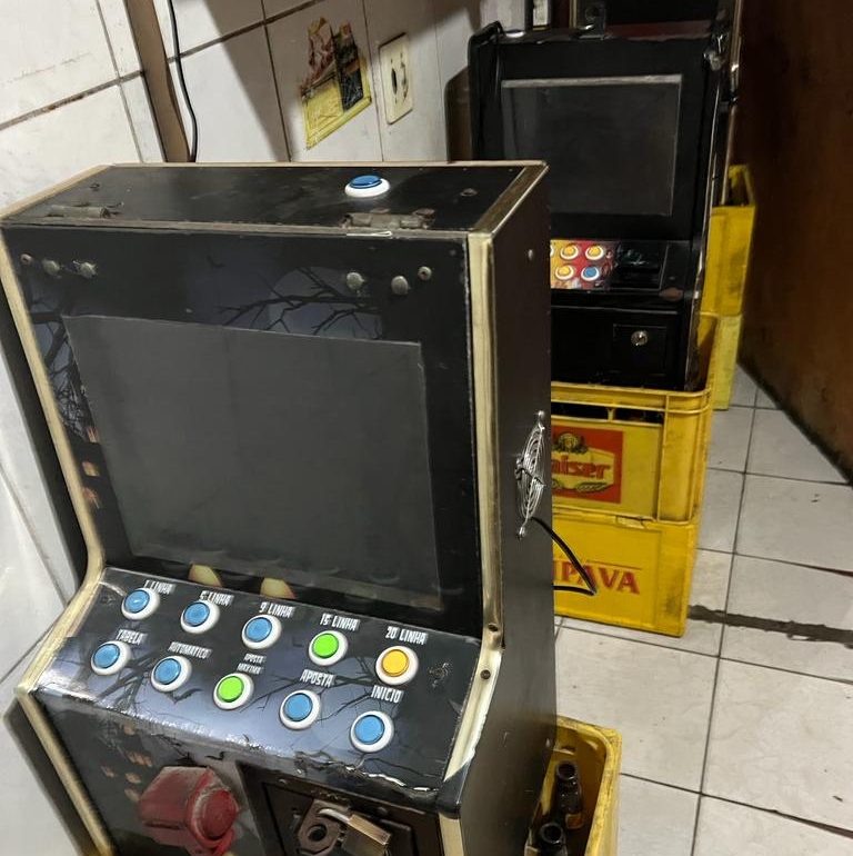 Escondido, mas não muito! Máquinas caça-níqueis são apreendidas em Santos