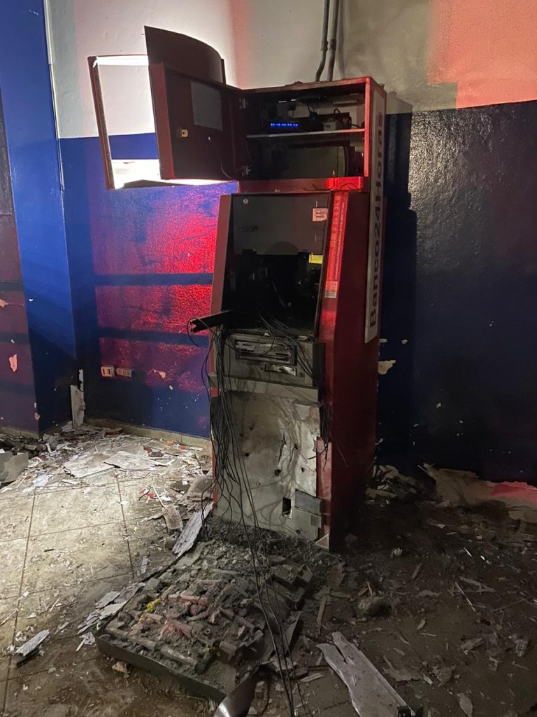 15 criminosos participaram da explosão de caixa