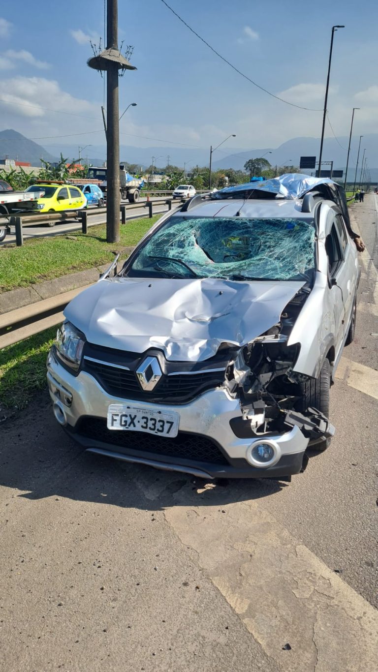 Veículos batem e pedestre morre atropelado na Anchieta