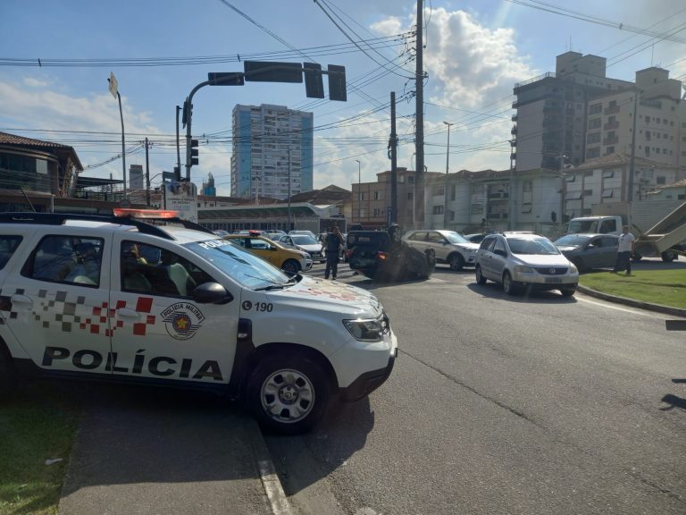 Carro capota no cruzamento de importantes avenidas de Santos