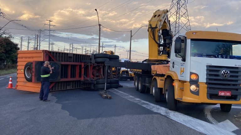 Susto! Container carregado com sucata tomba na Anhanguera