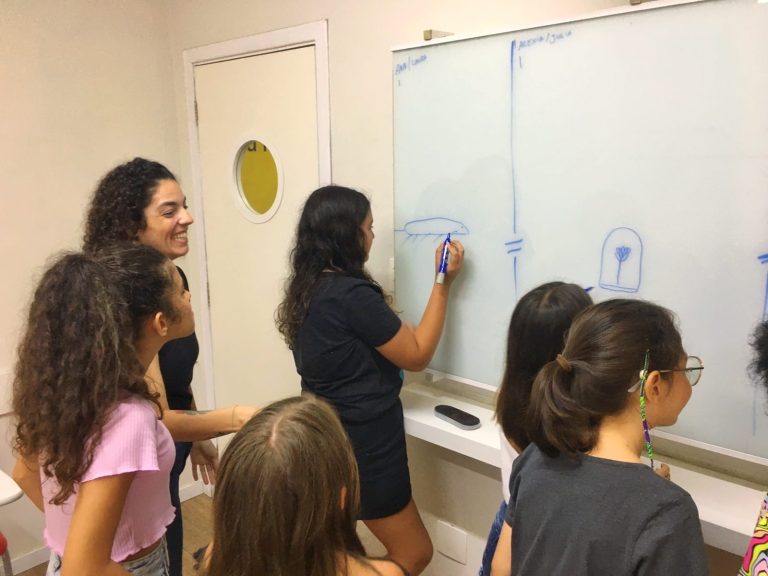 Colônia de férias em Santos leva diversão e aulas de idiomas