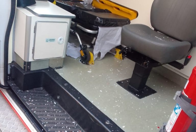 Malucão destrói ambulância a golpes de pá, ao invés do hospital, foi para cadeia