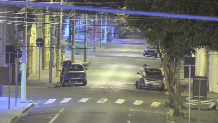 Pegos no flagra: dupla é filmada levando vasos de bronze de cemitério