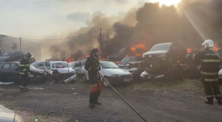Suspeita de crime! Incêndio em mata atinge estacionamento em Várzea Paulista