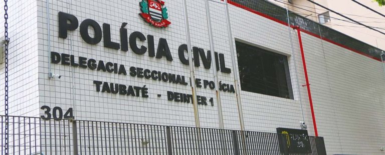 motorista causa acidente após ultrapassar sinal vermelho em taubaté