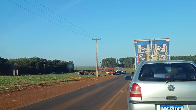 Choque entre carro e caminhonete termina em capotamento