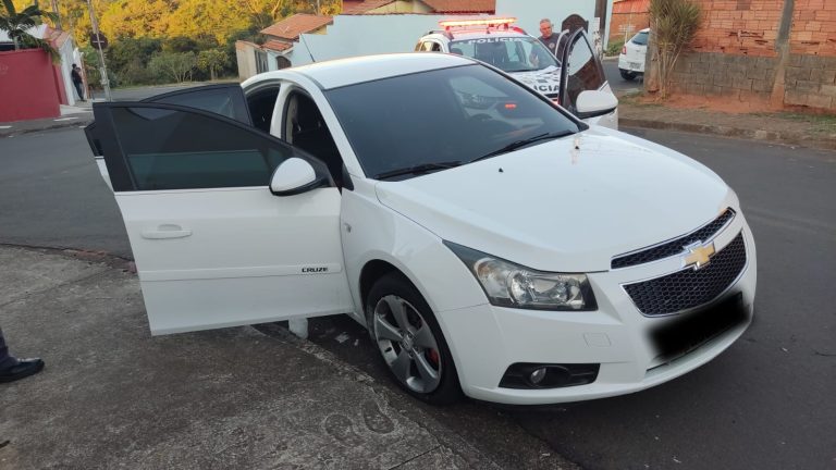 Suspeito foge da polícia e abandona a namorada dentro do carro em Mogi Mirim