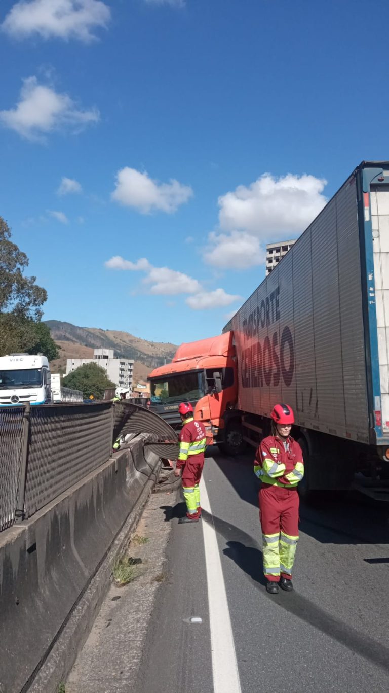 Motorista perde controle e caminhão fica em “L” na Dutra em Aparecida