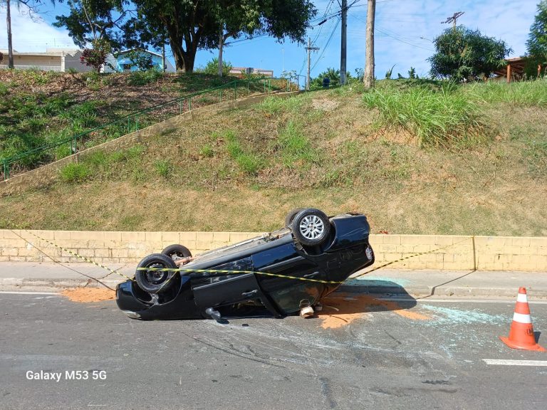 Idosa perde controle da direção e cai em barranco em Pedreira