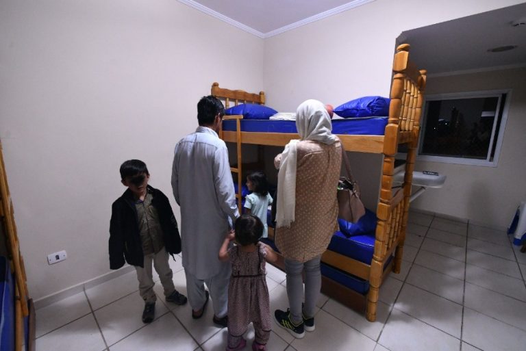 Refugiados afegãos devem permanecer em Praia Grande por um mês