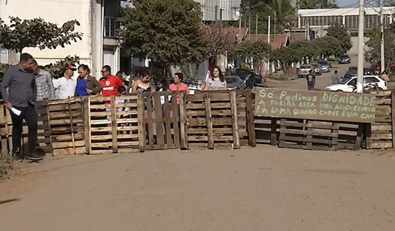 Moradores de Piracicaba continuam protesto no Jardim Altafim