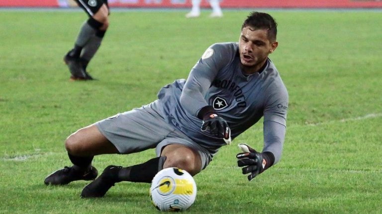 Guarani oficializa a contratação de Douglas Borges