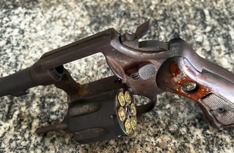 Idoso armado é preso após ameaçar vizinho em Santos