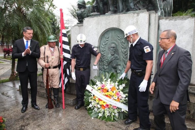 Feriado de 9 de Julho é celebrado com ato cívico em Santos