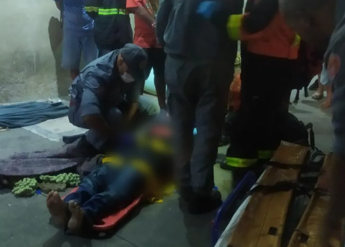 Mulher esfaqueia morador de rua em Santos