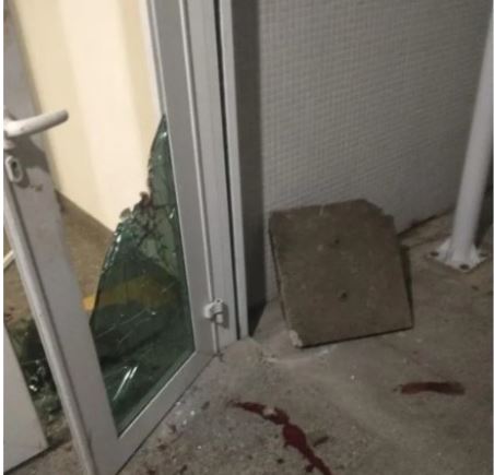 Homem invade e depreda Câmara de Santos