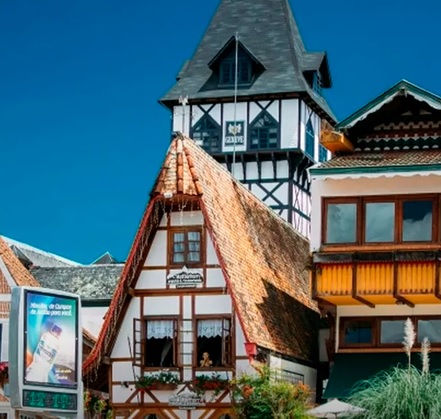 Motociclista morre após colisão com carro em Campos do Jordão