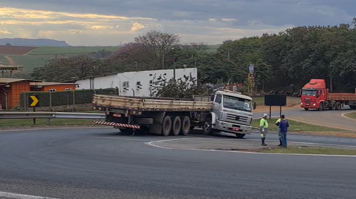Óleo na pista! Carreta derrapa e trava rodovia em Piracicaba