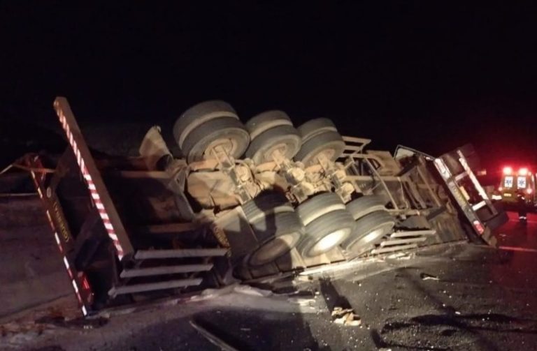 Carreta tomba na Anchieta e pista rumo ao Litoral é interditada