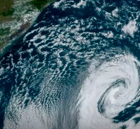 Ciclone provoca a morte de duas pessoas no Estado de São Paulo.