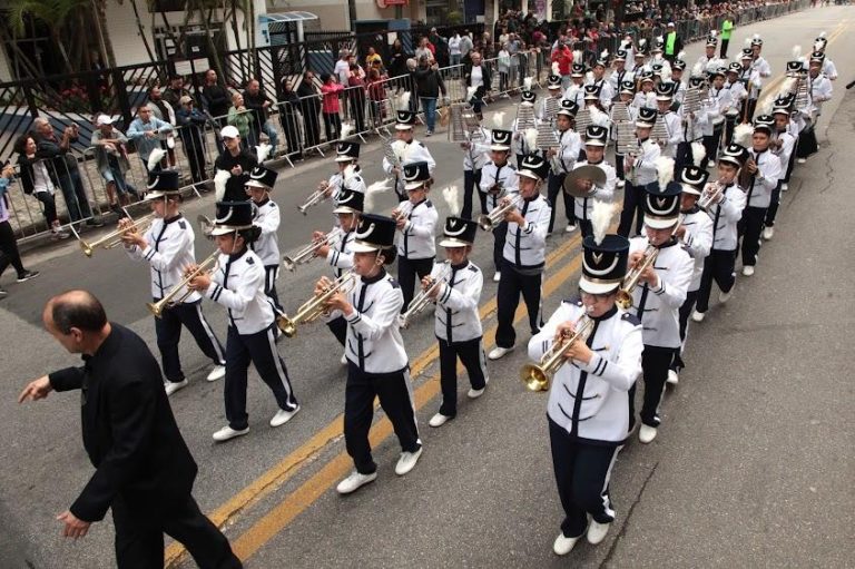 Concurso de fanfarras atrai centenas de pessoas na orla de Santos