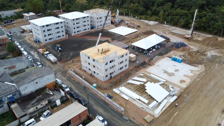 Governado anuncia quase 300 apartamentos para vítimas de desastre em São Sebastião