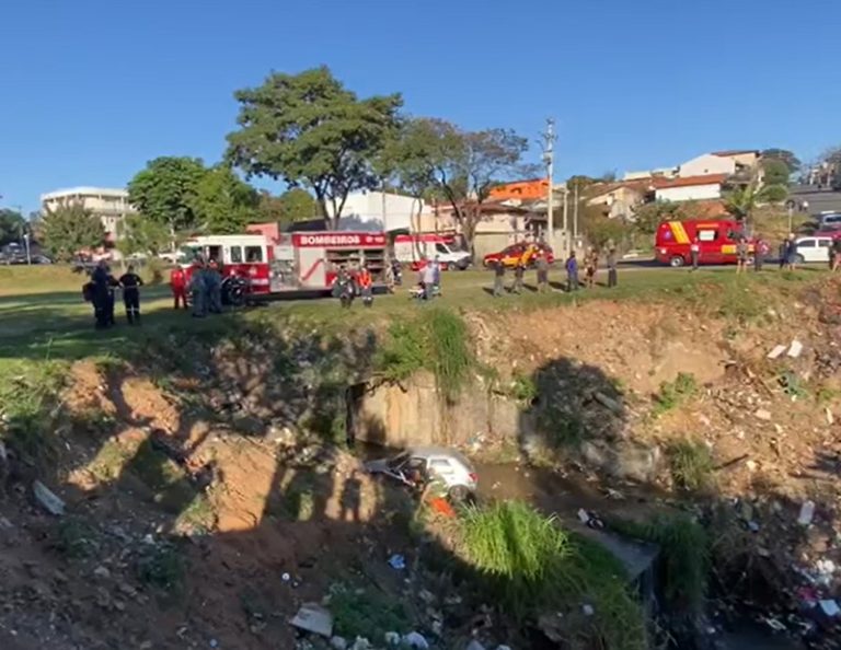 Despencou: carro cai em córrego em Campinas