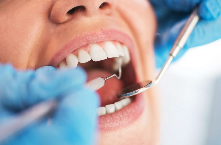 Pessoas acamadas são atendidas a domicílio por dentistas da Prefeitura de São José
