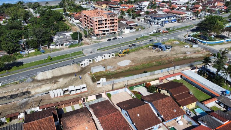 Futura praça em Bertioga começa a ser construída