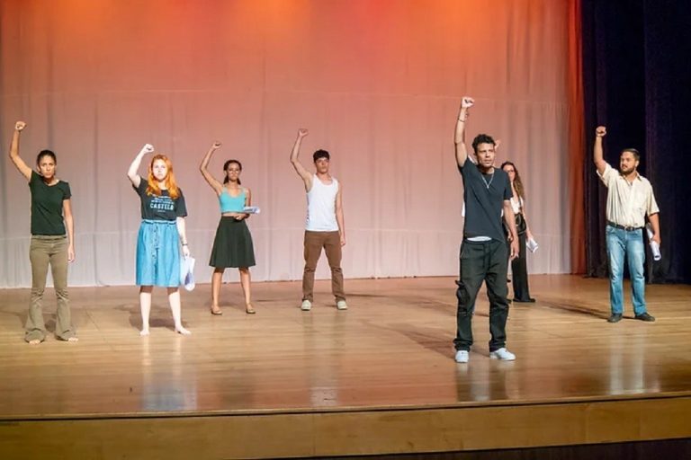 Espetáculo retrata fatos históricos da ditadura de 1964 no teatro Castro Mendes