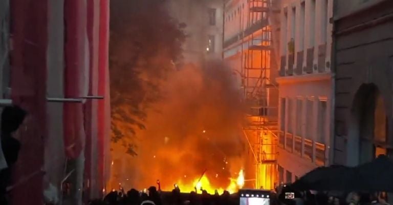 França vive onda de protestos e presidente ameaça controlar os conteúdos das redes sociais