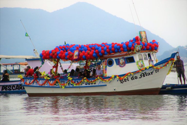 São Pedro é celebrado com missa e festa em praia do Guarujá