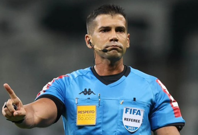 CBF afasta árbitro que marcou pênalti para o Santos no final