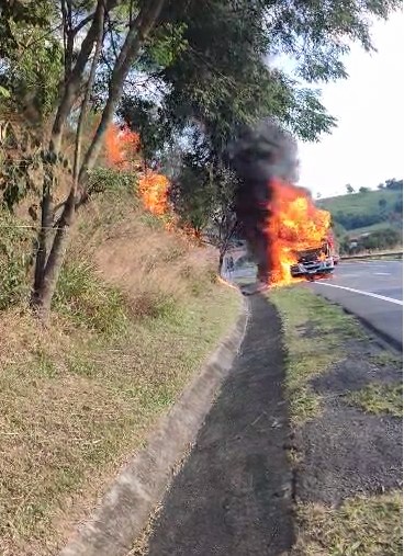 O caminhão trafegava pela Rodovia Comendador Virgolino Oliveira (SP 352), em Itapira. A carreta transportava pisos.