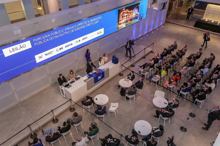 Prefeitura revela empresa que venceu leilão de iluminação