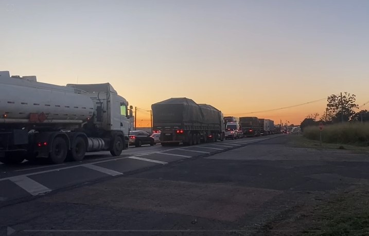 Caminhão parado na pista causa lentidão na rodovia em Limeira