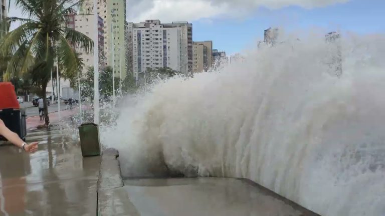 Ondas podem chegar a 4,5 metros no Litoral de SP, alerta Marinha