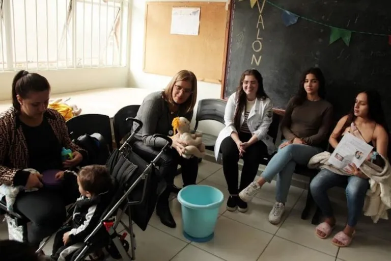 Hora do banho, famílias de Santos aprendem a dar banho no bebê