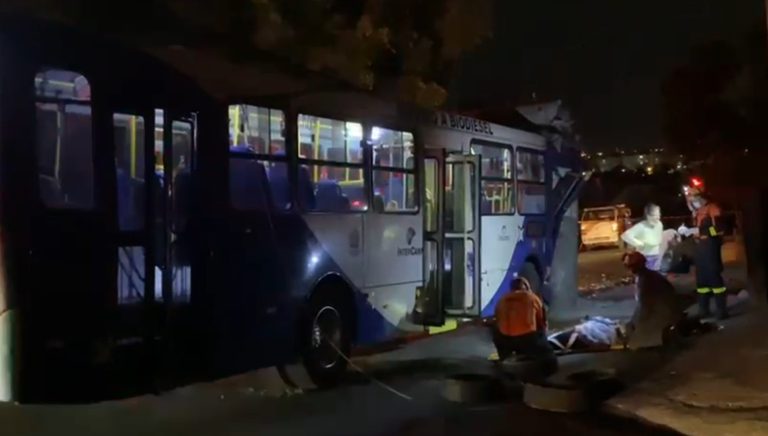Motorista de ônibus bate contra poste em Campinas