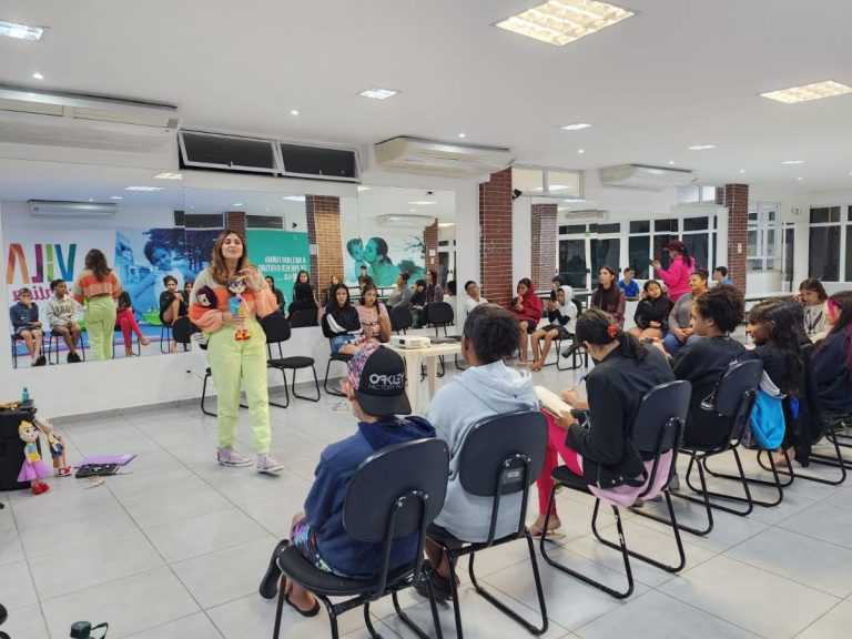 Crianças e adolescentes participam de palestra de prevenção à vida em Santos