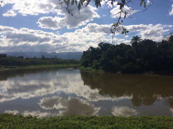 Três morrem após carro cair em rio de Pindamonhangaba