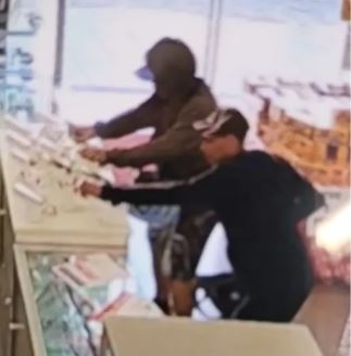 Dupla tenta roubar celulares de loja em São Vicente, mas tecnologia impede o crime