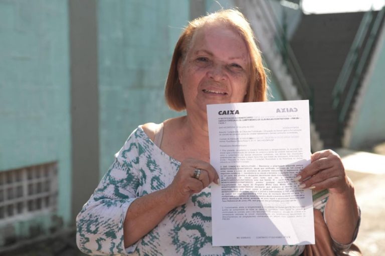 Centenas de santistas assinam contrato da casa própria antes de se mudarem para novo conjunto do Litoral