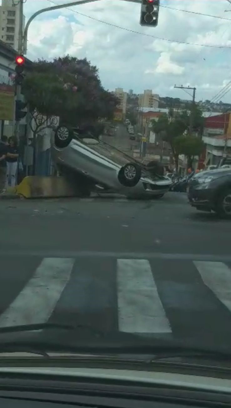 Veículo capota e atinge dois carros no centro de Limeira