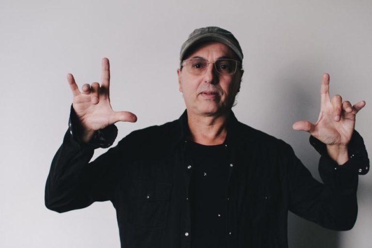 Zeca Baleiro e Orquestra de Santos fazem show especial e gratuito