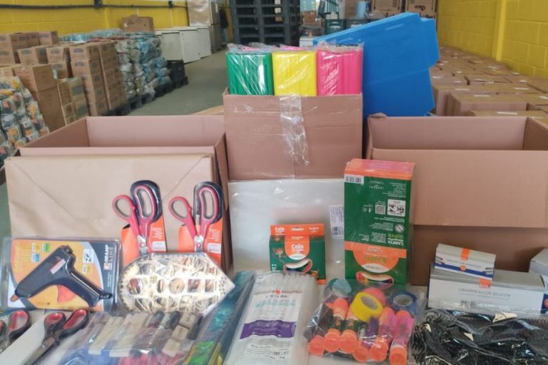 Alunos da rede de ensino de São Vicente recebem kits completos de papelaria