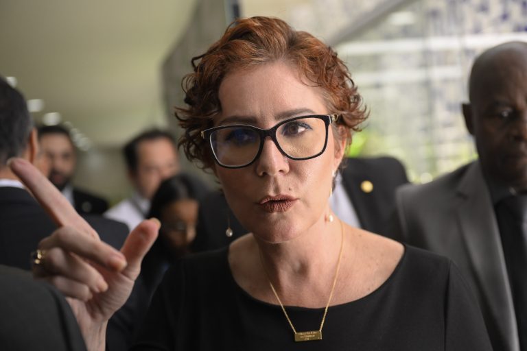 A deputada federal Carla Zambelli (PL-SP) realiza coletiva após a Policia Federal realizar buscas e apreensões no seu apartamento funcional e em seu gabinete quarta-feira, 2 de agosto | Foto: Mateus Bonomi/AGIF/Folhapress)(Foto: Mateus Bonomi/AGIF/Folhapress