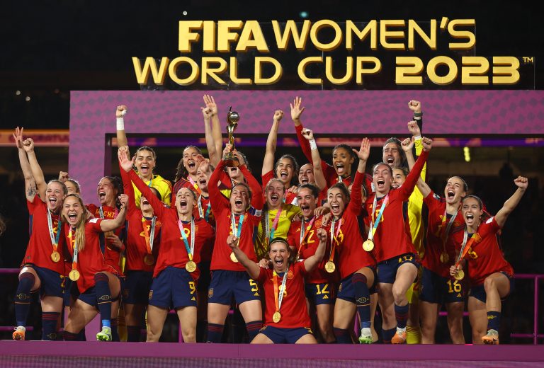 Espanha supera crise com técnico, bate a Inglaterra e é campeã da Copa do Mundo feminina