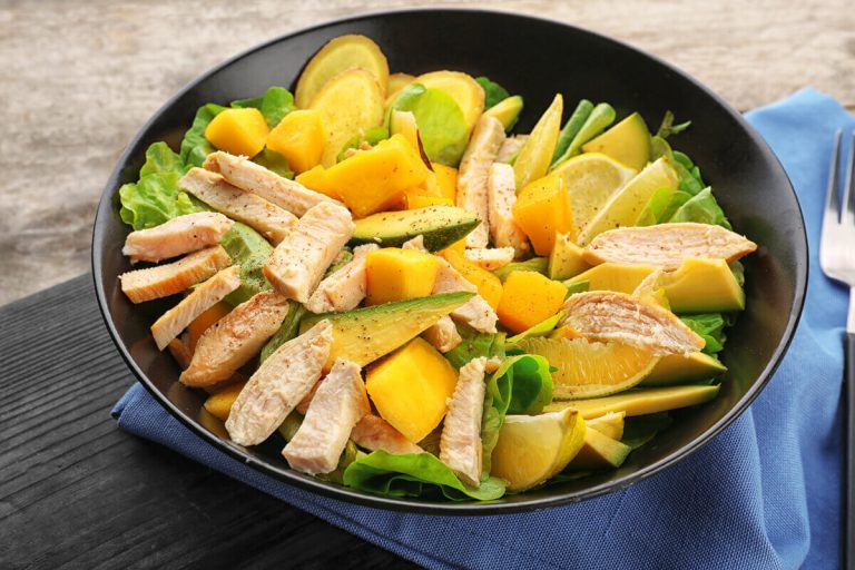 5 saladas ricas em proteínas para aumentar a massa muscular